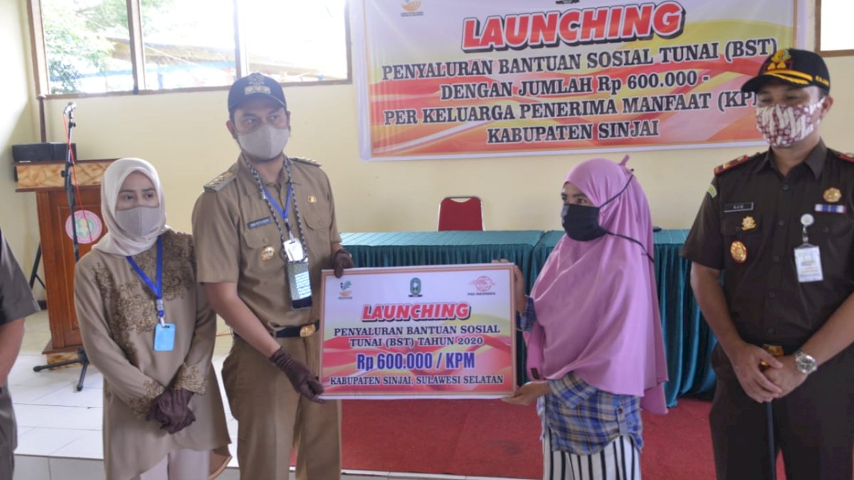 Andi Seto Bagikan Bantuan Sosial Tunai Penanganan Covid-19 di Sinjai Selatan