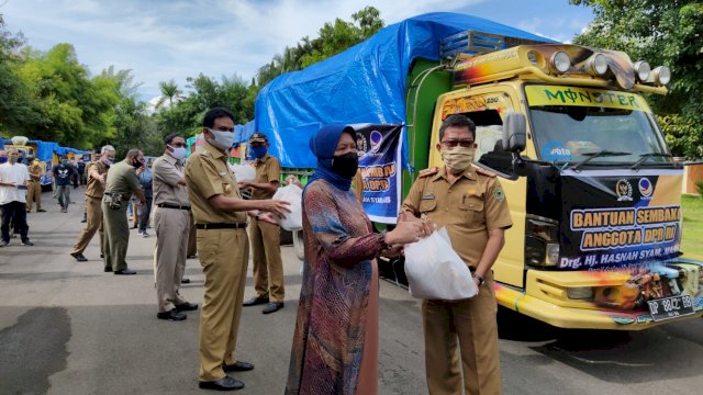 Anggota DPR RI Hasnah Syam saat menyerahkan secara simbolis bantuan untuk honorer di Kabupaten Barru. (ist)