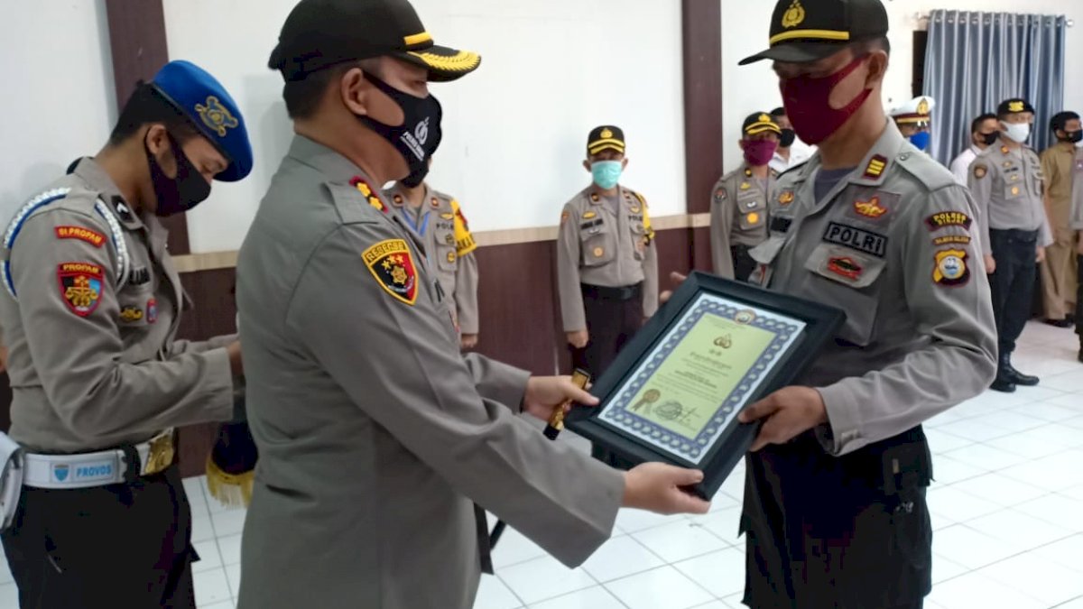 Kapolres Sinjai Berikan Penghargaan kepada Personel Berprestasi Peduli Covid-19