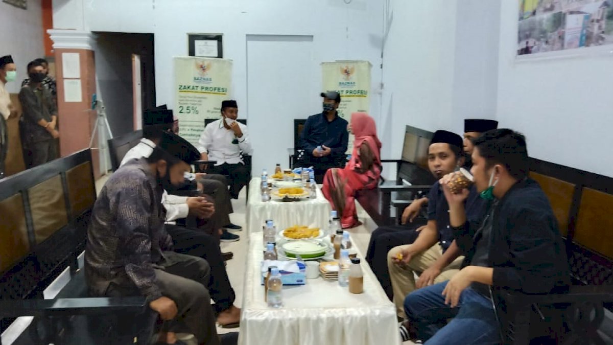Bayar Zakat di Kantor Baznas Sinjai, Ini Harapan Bupati Seto