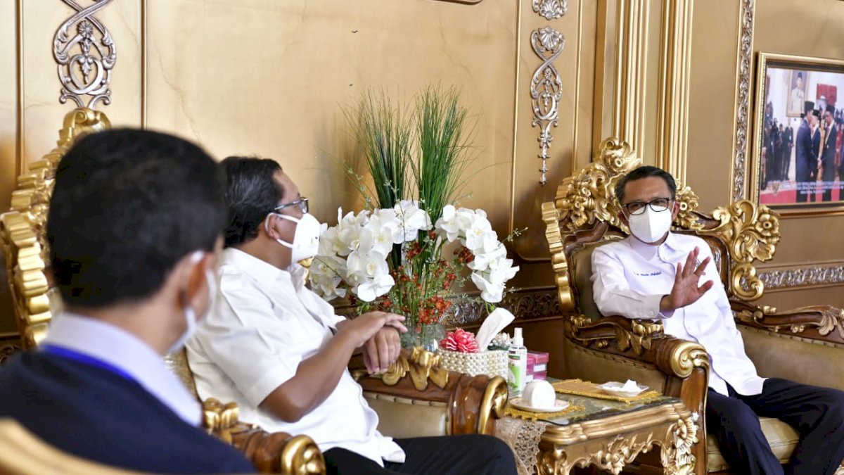 Pelindo IV Serahkan 1000 Paket Sembako ke Gubernur