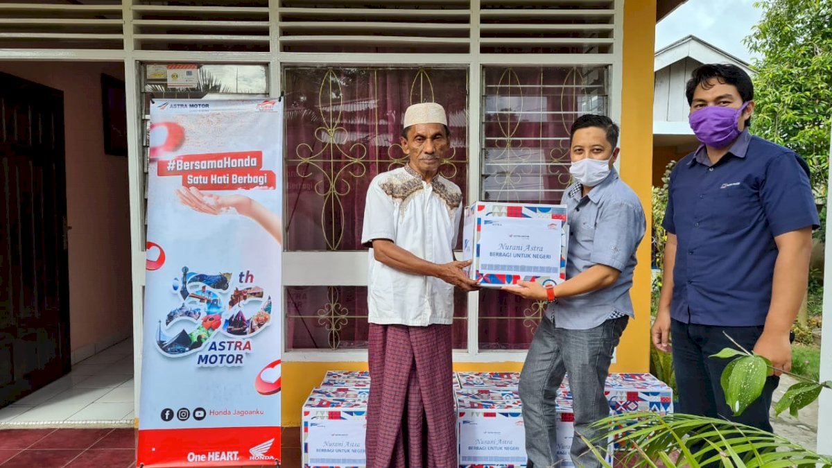 Sambut HUT Ke-50, Astra Motor Makassar Bagi-bagi Sembako