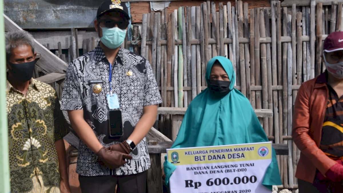 Bupati dan Wabup Sinjai Turun Langsung Serahkan BLT DD di Pulau Sembilan