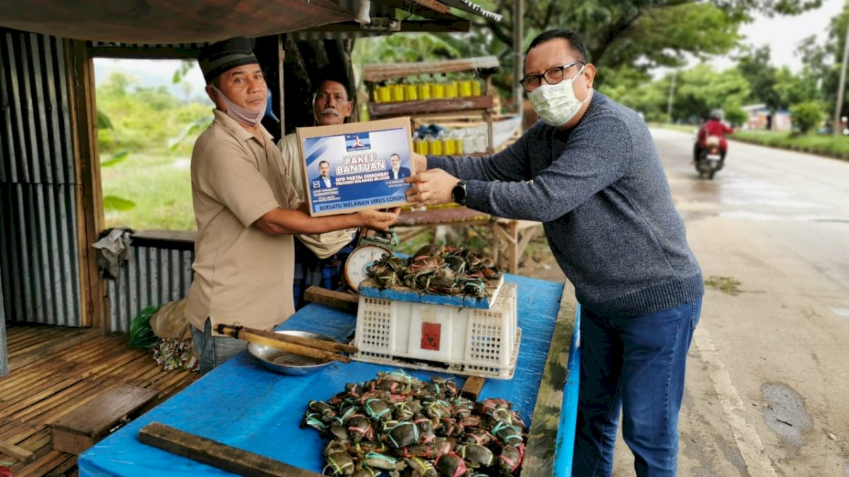 Ulla Bagi-Bagi Sembako ke Warga Pangkep Jelang Lebaran