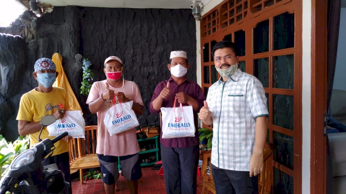 Aras Berbagi Sembako ke Tetangganya di Jalan Beruang