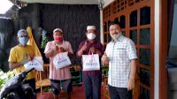 Aras Berbagi Sembako ke Tetangganya di Jalan Beruang
