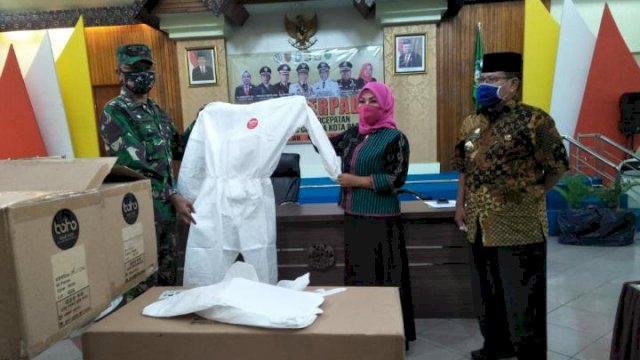 Bantuan baju hamzat dari Kodim 1405 Mallusetasi. (ist)