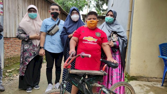 Hasnah Syam temui Rizal korban perundungan di Pangkep. (ist)
