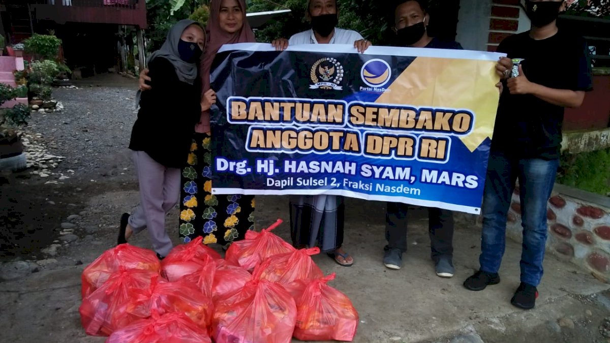 Hasnah Syam Salurkan Bantuan Sembako di Bone