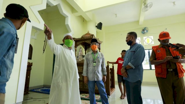 Pj Wali Kota Makassar Yusran Yusuf meninjau persiapan masjid yang akan menggelar salat Ied. (ist)