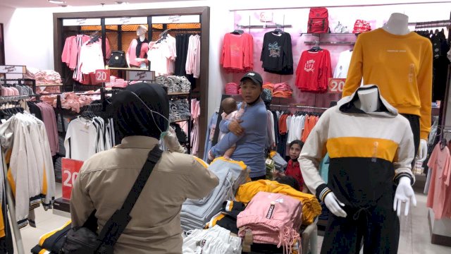 Pol-PP Makassar menegur pengunjung pusat-pusat perbelanjaan karena tak menggunakan masker. (ist)