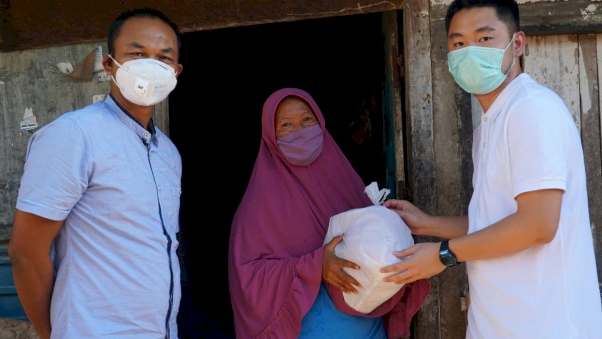 APT Bagi Sembako di Dua Kecamatan Jelang Lebaran
