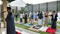 Nurdin Abdullah dan Keluarga Shalat Idul Fitri di Kediaman Pribadi