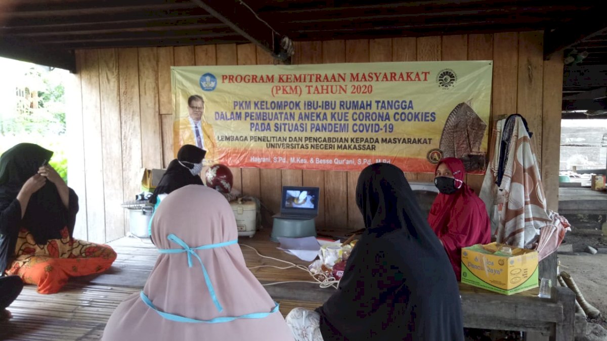 LP2M UNM Berdayakan IRT di Soppeng Buat Kue Bertema Corona
