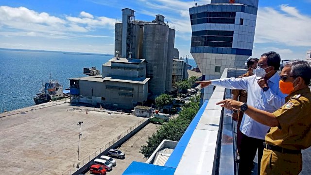 Penjabat Wali Kota Makassar, Yusran Yusuf dan Direktur Utama PT Pelabuhan Indonesia IV, Prasetyadi tinjau lokasi parkir. (Foto/Ist)