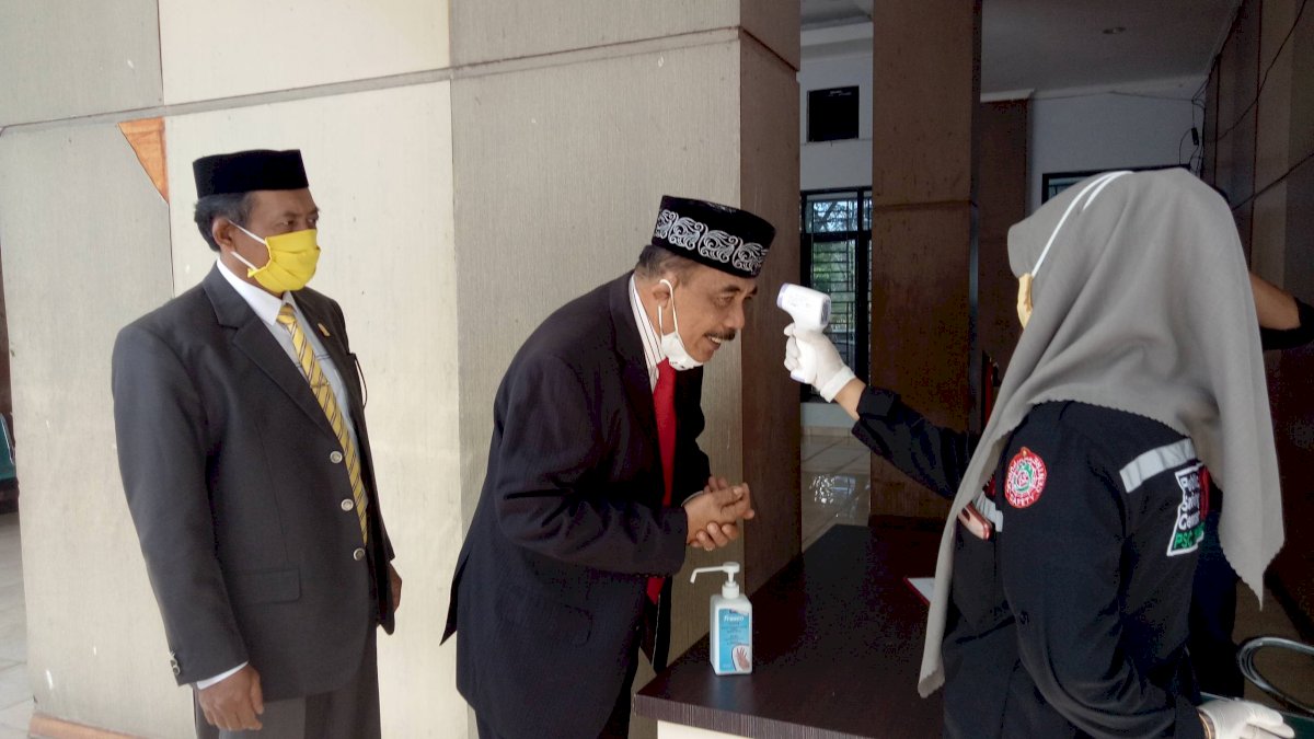 Tim PSC Dinkes Cek Suhu Tubuh Peserta Rapat Paripurna DPRD Sinjai