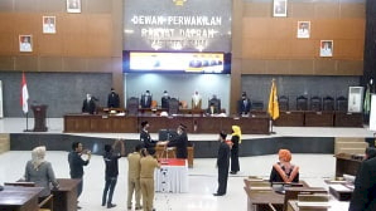 Rapat Paripurna, Ketua DPRD Serahkan Kembali LKPJ 2019 ke Bupati Sinjai