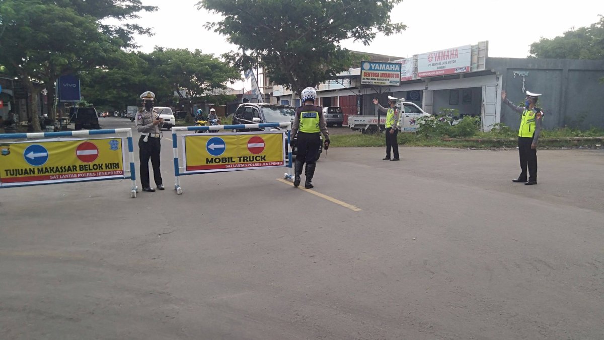 Pengunjung Pasar Karisa Jeneponto Padat, Arus Lalu Lintas Arah Bantaeng Dialihkan