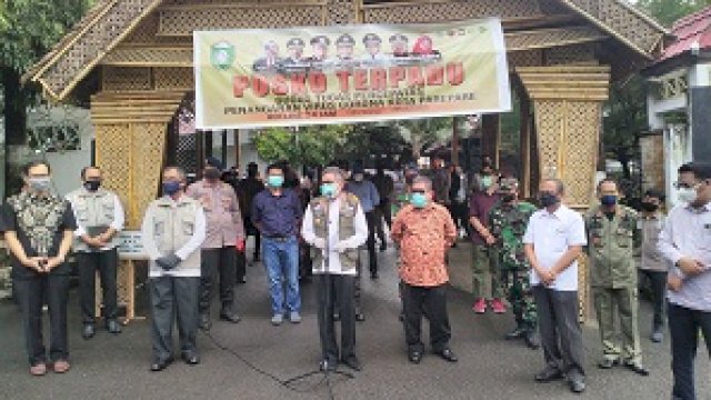 Pelepasan bantuan Corona tahap I di depan Rujab Wali Kota Parepare. (ist)