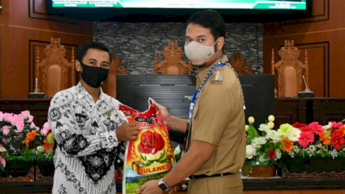 PGRI Sumbang 1,1 Ton Beras untuk Penanganan Covid-19 di Sinjai