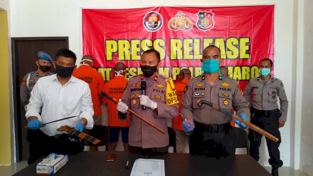 Lima Pria Terobos Polsek Camba Maros