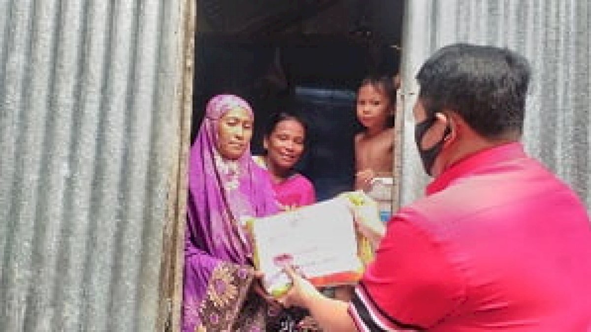 Legislator PDIP Parepare Berbagi Beras di Tengah Pandemi Covid-19