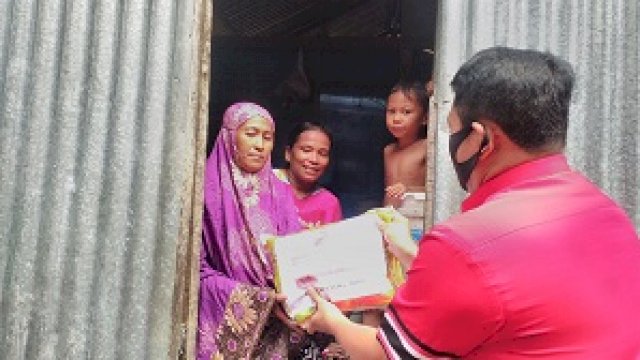 Anggota DPRD Parepare bagi-bagi sembako. (ist)