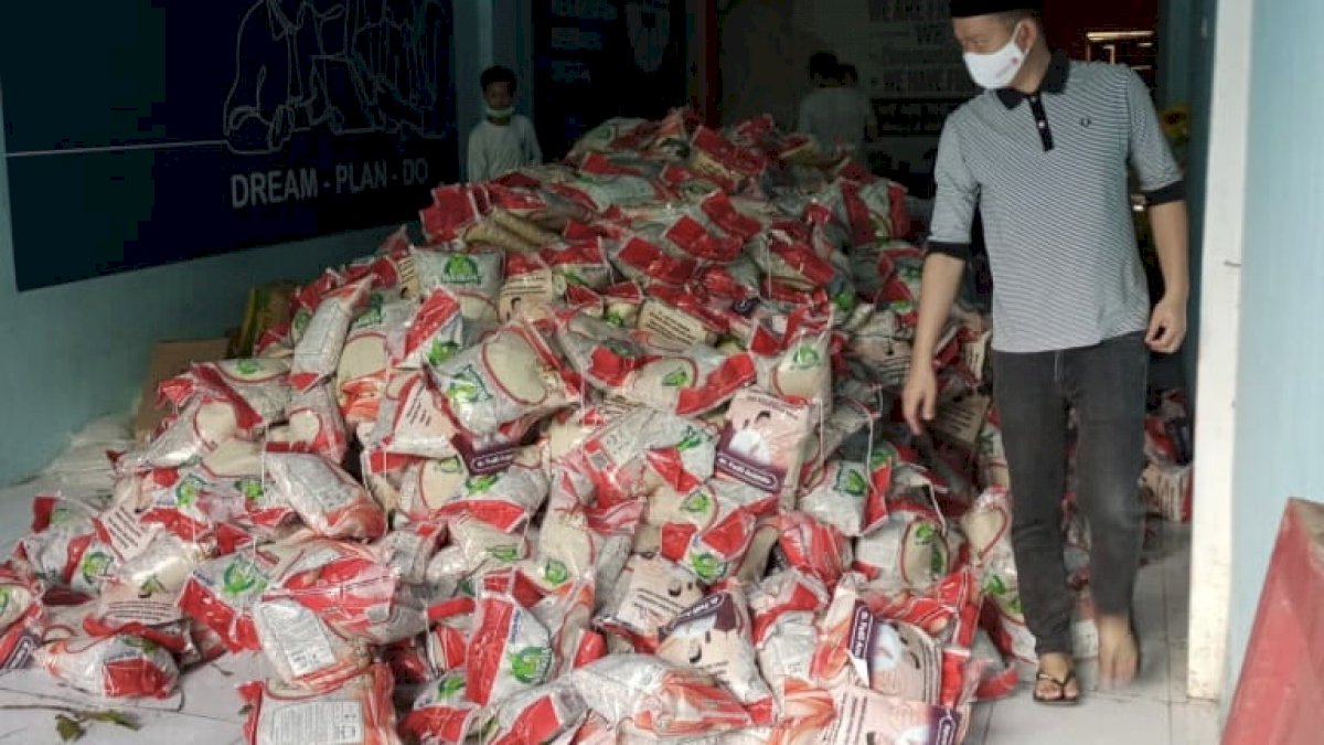 Fadli Ananda Kembali Bagi Bahan Pokok ke Warga di Akhir Ramadan