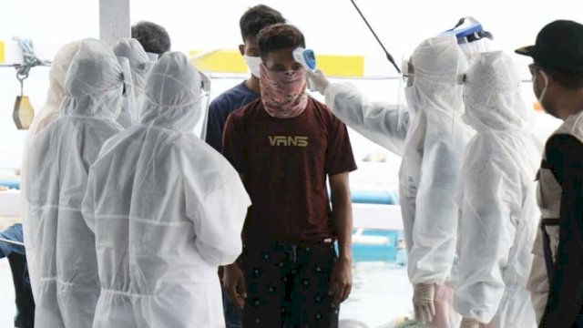 Pemeriksaan kesehatan terhadap nelayan yang melaut dari Papua ke Barru. (ist) 