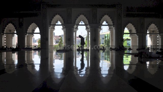Umat muslim menunaikan shalat sunnah di Masjid Raya, Makassar, (Foto/Kink Kusuma Rein)