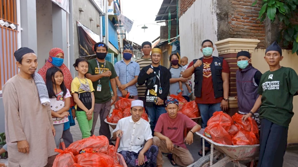 Relawan Akhirat Kembali Salurkan Bantuan Sembako untuk Warga Terdampak Covid-19