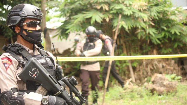 Subden Jibom Detasemen Gegana Satuan Brimob Polda Sulsel melakukan penanganan atau sterilisasi Tempat Kejadian Perkara (TKP) pasca ledakan diduga mortir di Wilayah hukum Polres Takalar, Rabu (27/5/2020). (Foto/Ist)