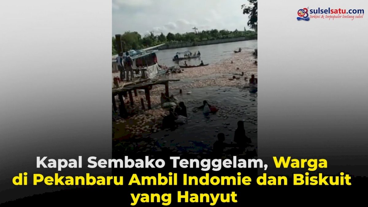 VIDEO: Kapal Sembako Tenggelam, Warga di Pekanbaru Ambil Indomie dan Biskuit yang Hanyut