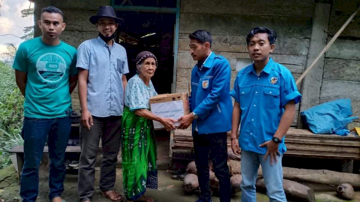 KNPI Sinjai Selatan Bagi-bagi Sembako