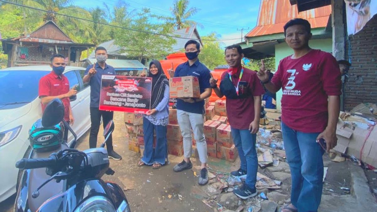 Astra Motor Salurkan 300 Paket Sembako ke Korban Banjir Jeneponto dan Bantaeng