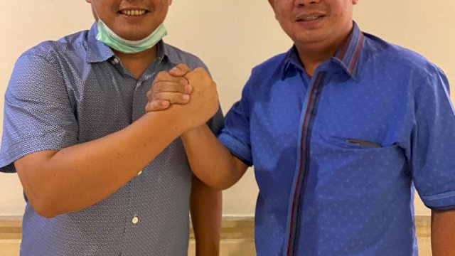Ketua Gerindra Sulsel AIA dan RMS salam komando. Kedua elite partai ini bertemu di Jakarta, Sabtu (27/6/2020) dini hari. (foto/ist)