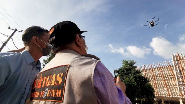 Uji coba drone penyemprot disinfektan. (ist)