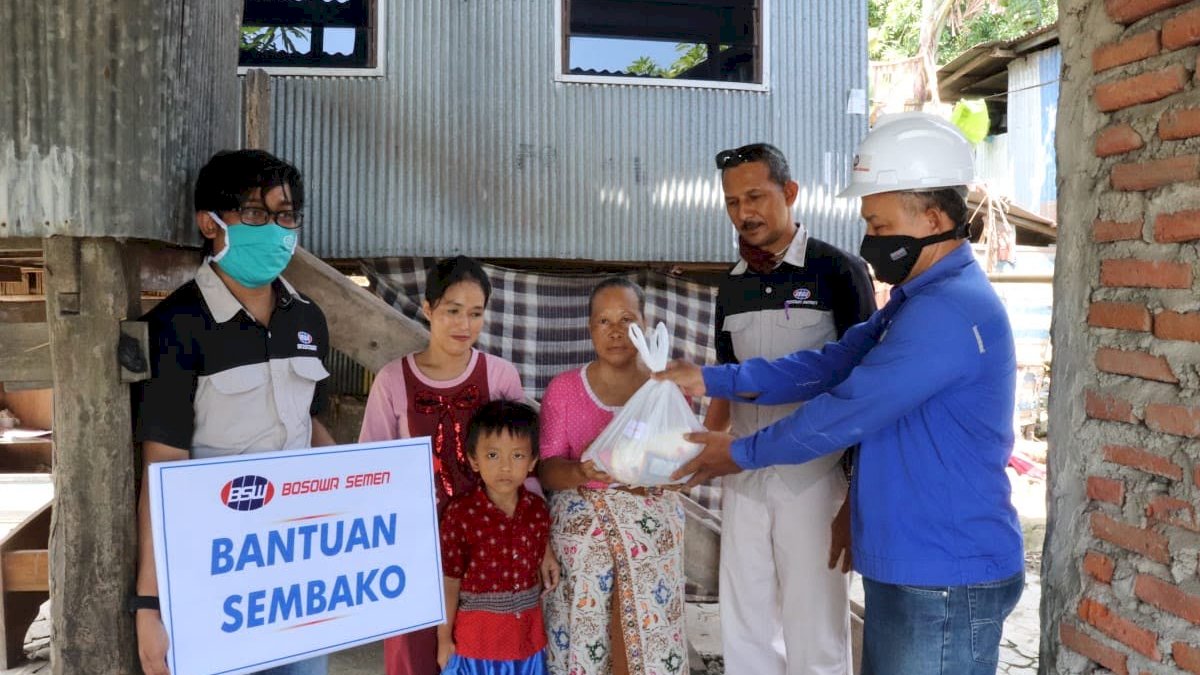 Bosowa Semen Maros Bagi Sembako ke Warga Terdampak Covid-19 di Dua Kabupaten