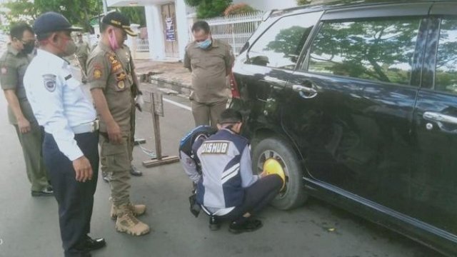 Kendaraan digembok karena parkir sembarangan di sekitar Balai Kota Makassar. (ist)