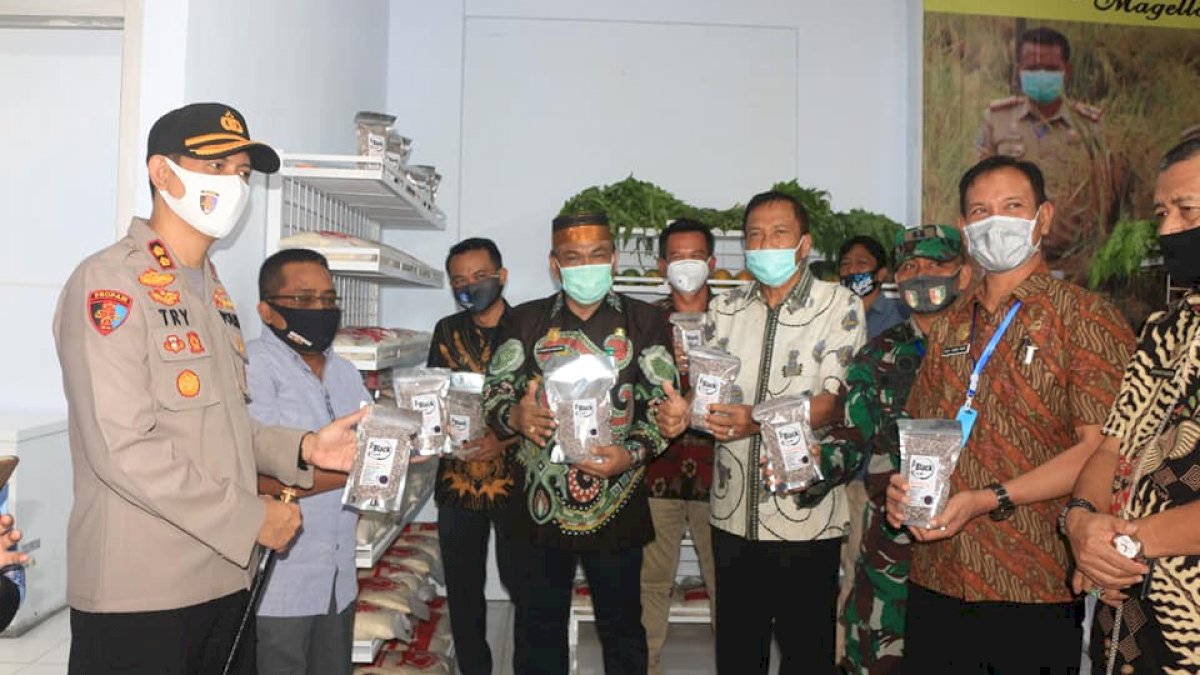 Fahsar Launching Toko Tani Indonesia Center Dinas Ketahanan Pangan Bone