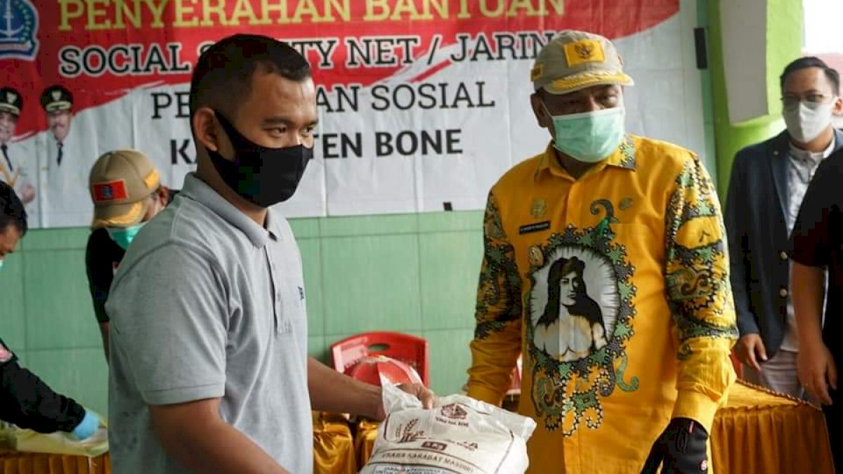 Fahsar Hadiri Penyaluran JPS Dua Desa di Awangpone