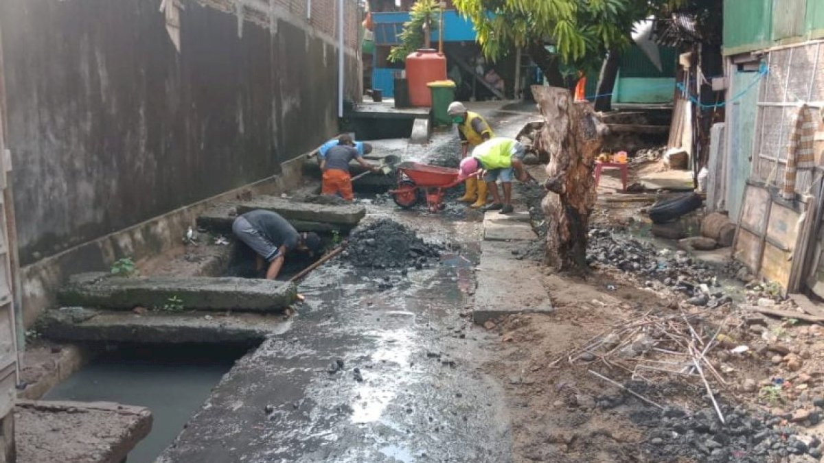Antisipasi Banjir, DLH Bersama Perangkat Kelurahan Labukkang Keruk Drainase