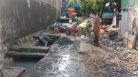 Antisipasi Banjir, DLH Bersama Perangkat Kelurahan Labukkang Keruk Drainase