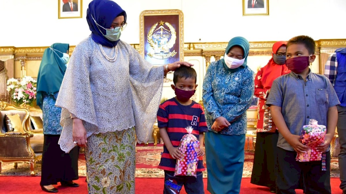 Lies Nurdin dan Organisasi PBB untuk Migran Salurkan Bantuan Masker untuk Anak