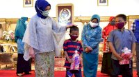 Lies Nurdin dan Organisasi PBB untuk Migran Salurkan Bantuan Masker untuk Anak