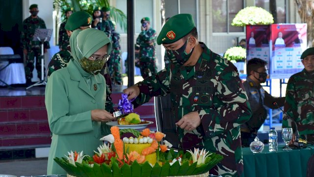 Pemotongan tumpeng di puncak HUT ke-63 Kodam XIV Hasanuddin. (ist)