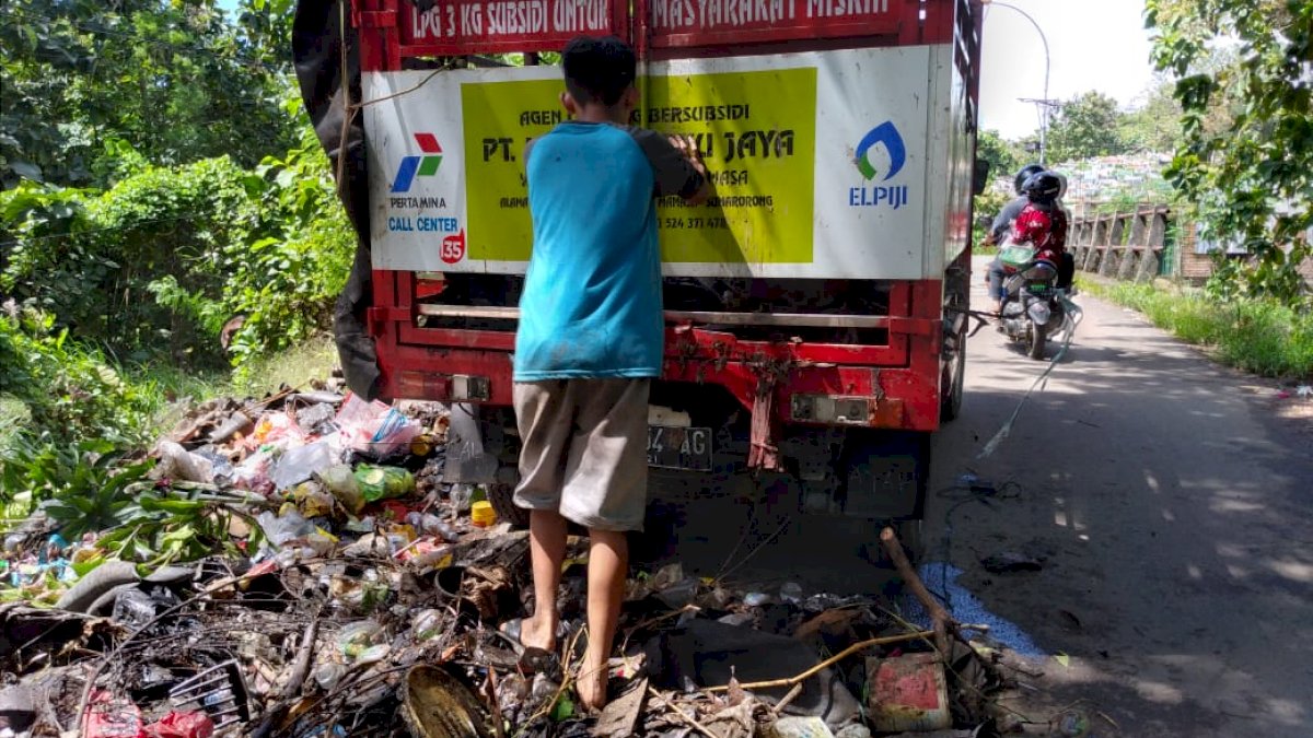 Kendaraan Agen Pertamina Angkut Sampah, Dibuang di Pemukiman Warga