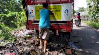 Kendaraan Agen Pertamina Angkut Sampah, Dibuang di Pemukiman Warga