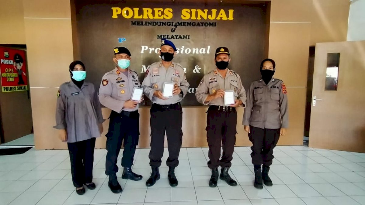 Dukung Pencegahan Covid-19, Bhayangkari Berbagi Bekal Kesehatan ke Personel Polres Sinjai