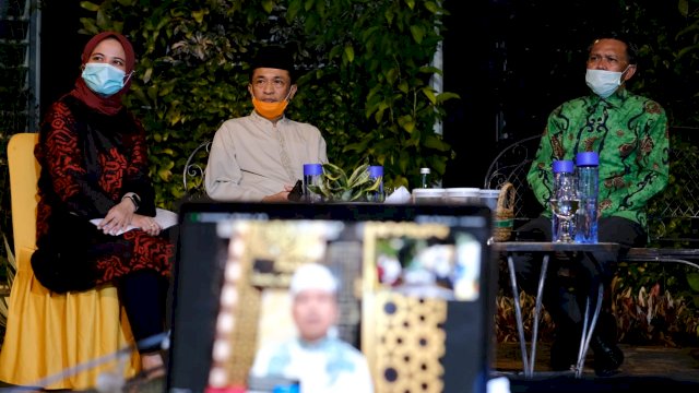 Pengurus Masjid Al-Markaz Al-Islami Makassar rapat terkait pelaksanaan salat Jumat. (ist) 